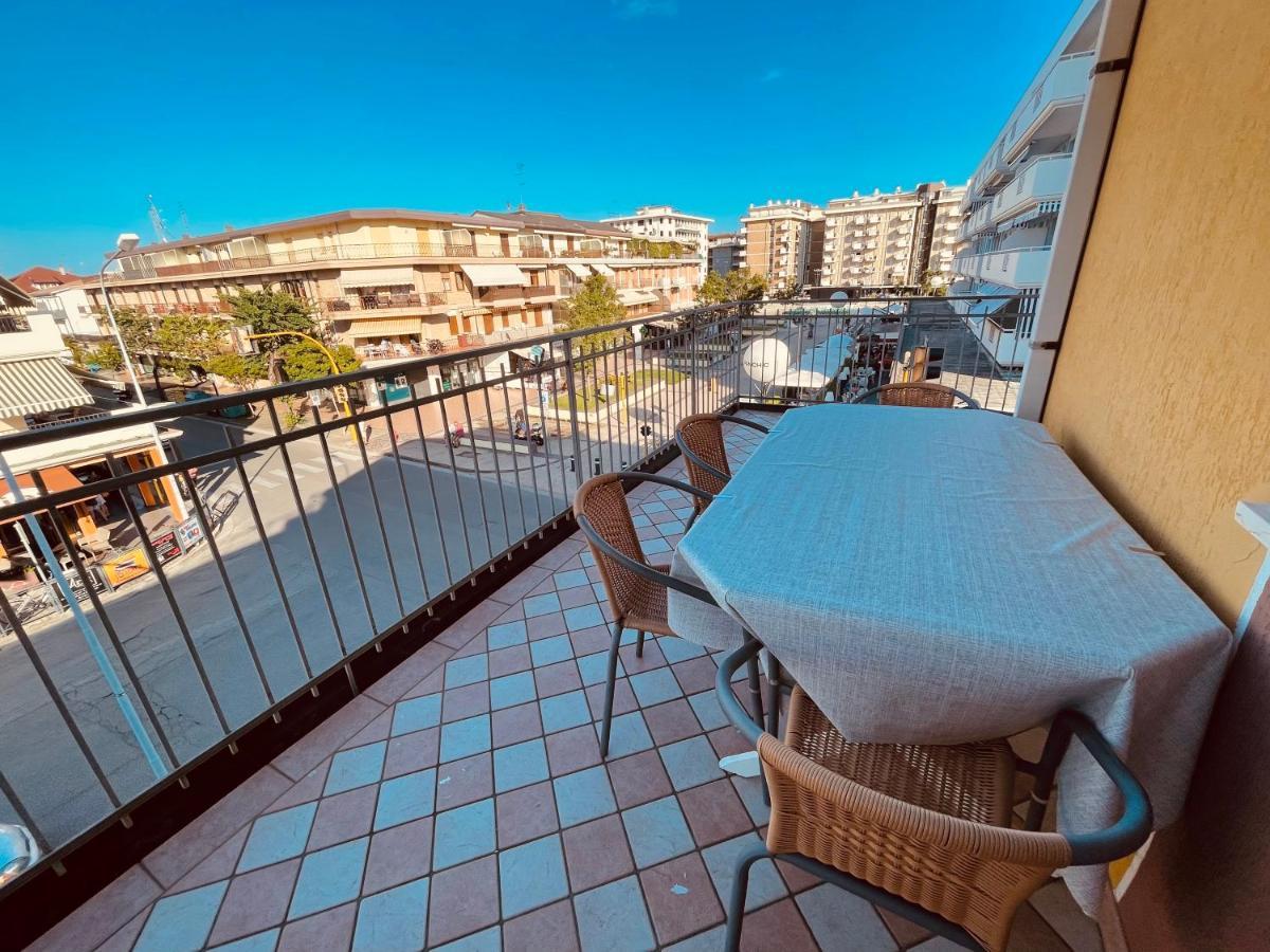 Family Apartment Piazza Milano - Jesolo Buitenkant foto